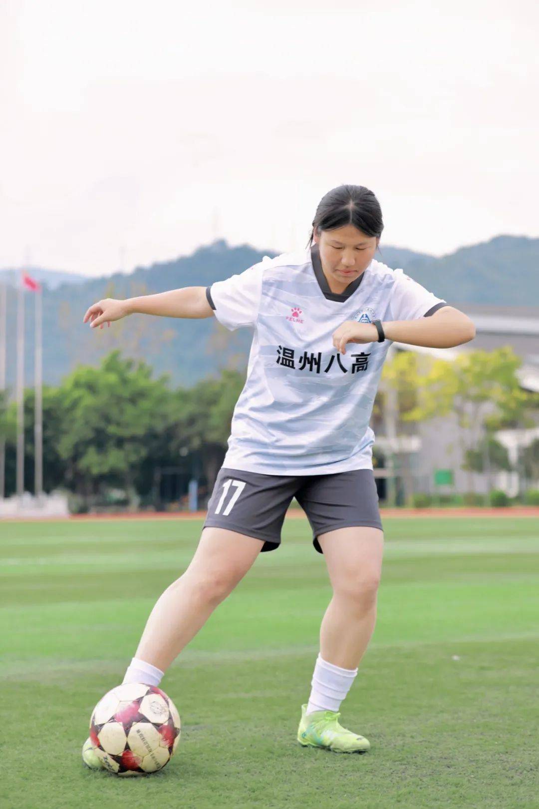 女足比赛激情四射，选手拼搏精神受赞誉
